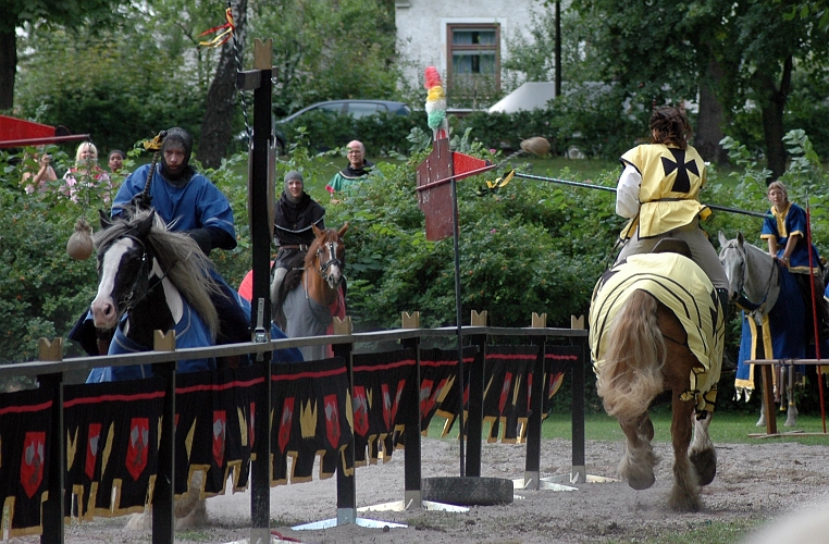 2005_0813 (35).JPG - Här ställs det prov på skicklighet med lansen